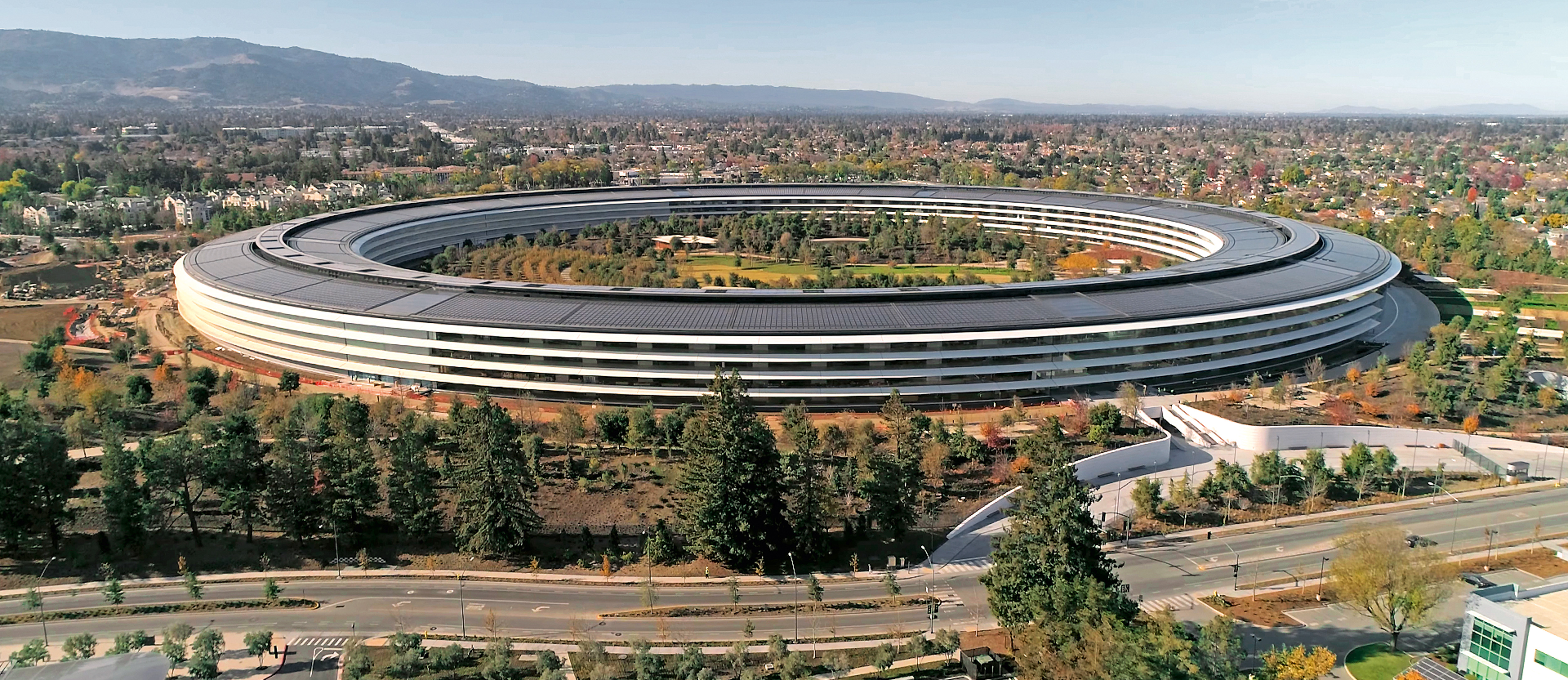 norman foster; arquiteto britânico; apple park