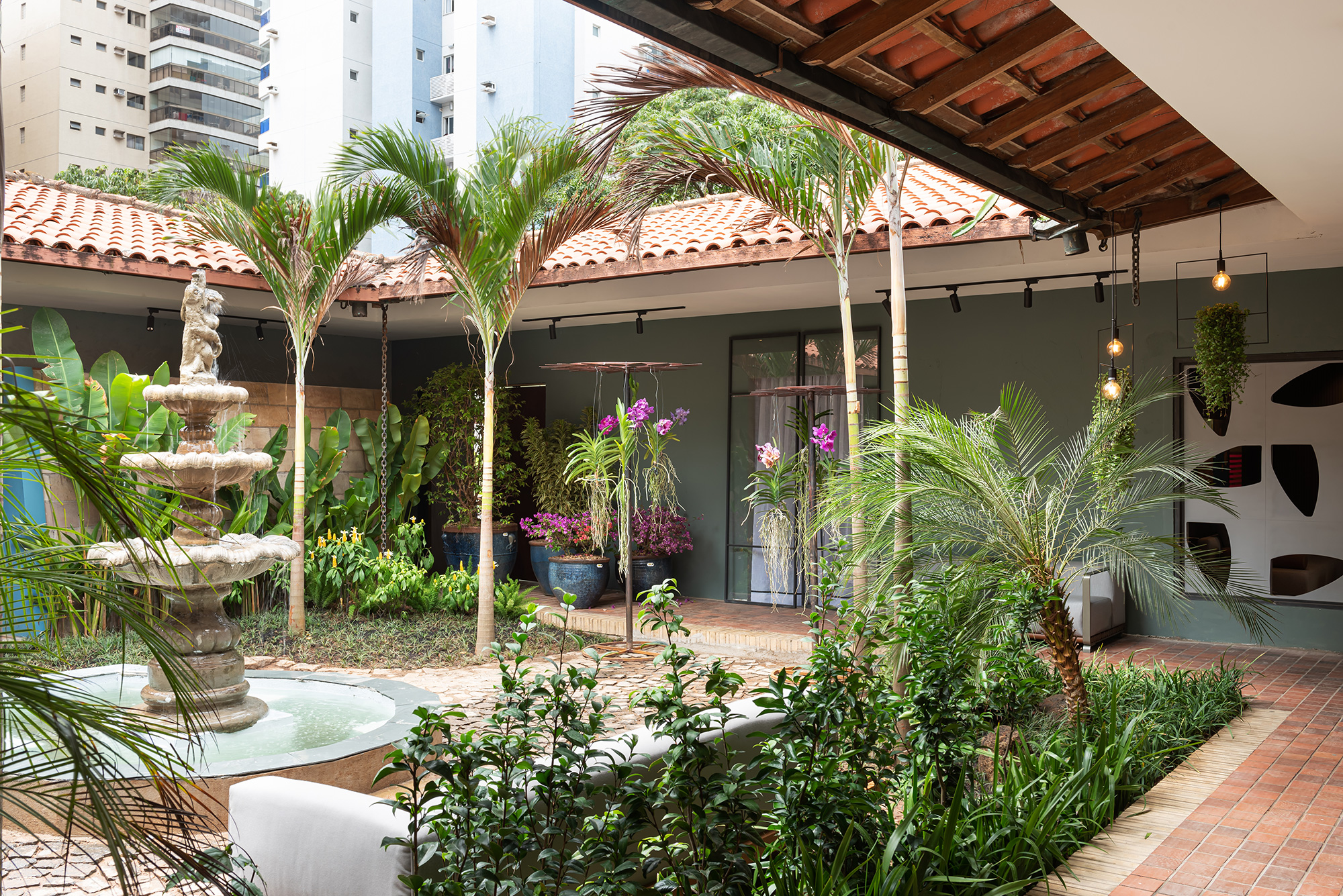 Renata Machado - Jardim Interno. Com 72 m², o jardim interno é uma área de convivência em um ambiente íntimo ao ar livre. O conceito é criar um momento de maior intimidade, silêncio, recolhimento e acolhimento no espaço. Com espécies de plantas diferenciadas trabalhadas em uma escala macro e vasos importados, a profissional quis levar seu toque especial para deixar o espaço intimista, aconchegante e ainda mais especial.