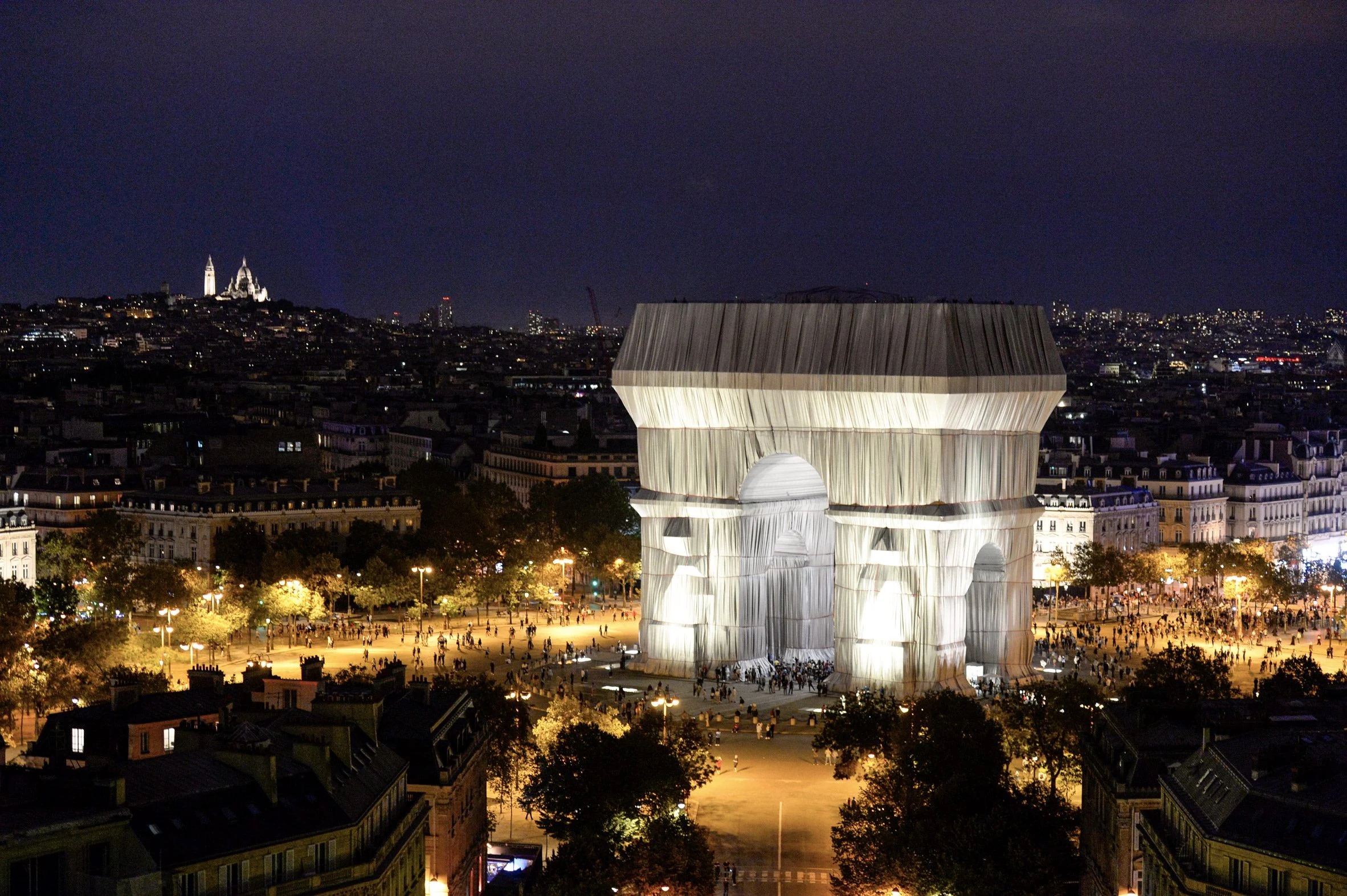 arco do trinfo em paris; intervenção artística;