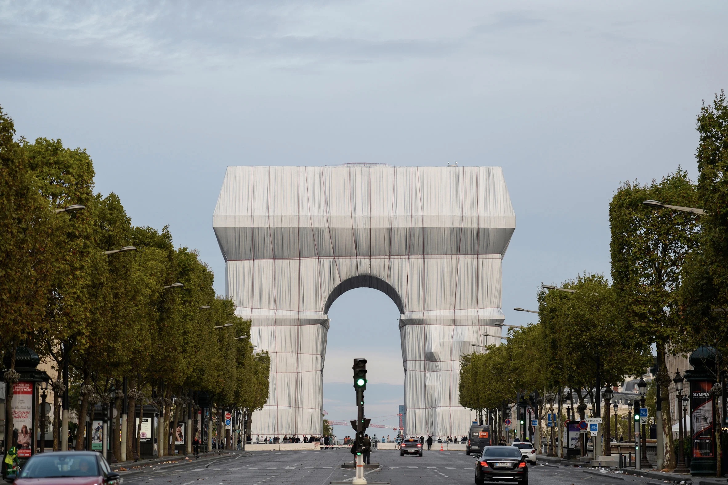 arco do trinfo em paris; intervenção artística;