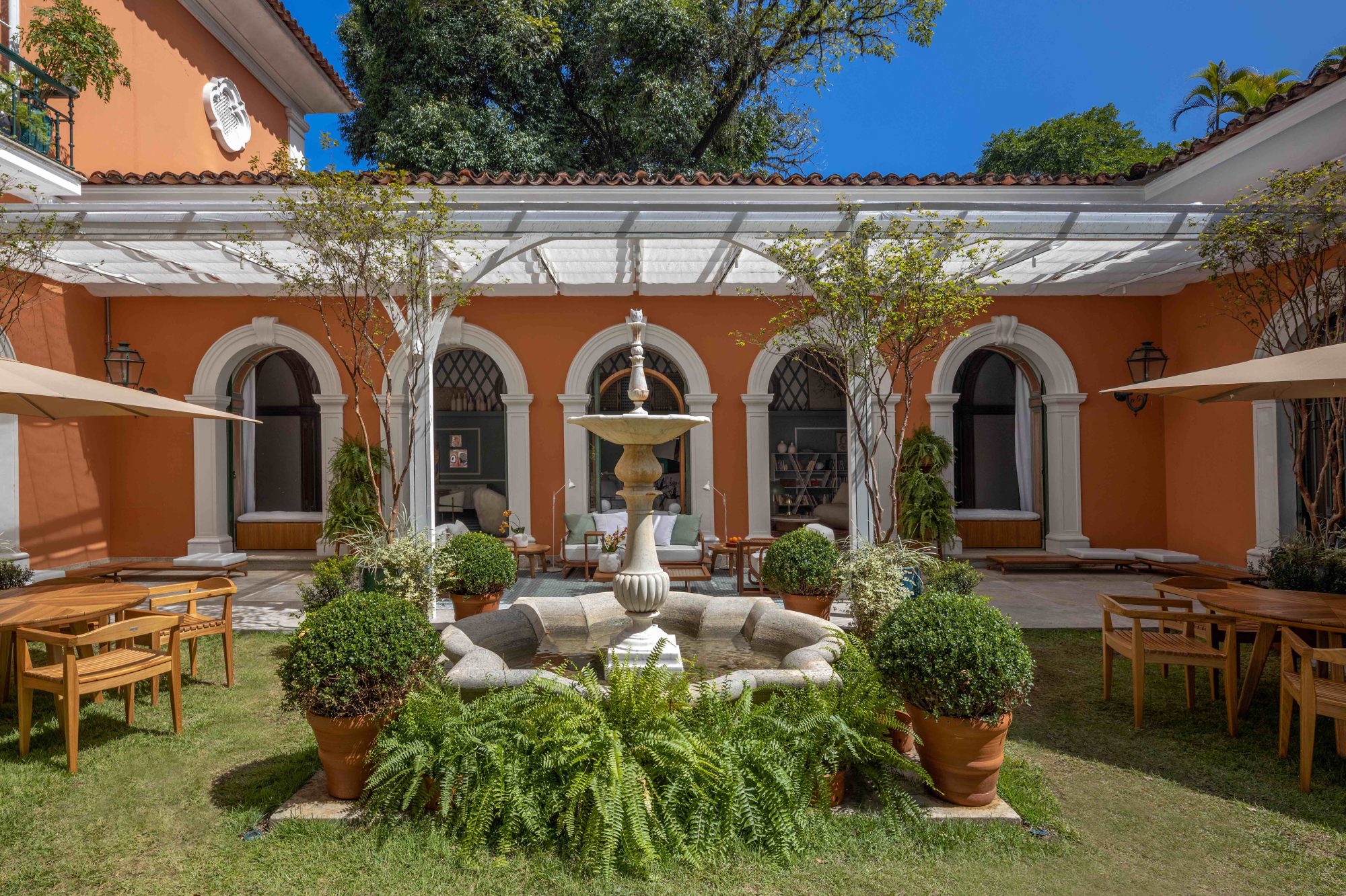 Paola Ribeiro - Pátio da Fonte Gafisa. Agradável e cercado por três salões generosos, esse espaço merece ser vivido e muito bem aproveitado por nossos visitantes. E será já que, ao longo de toda a mostra, a Gafisa promove ali diversos encontros. Para isso, foi usado mobiliário de área externa e construído um pergolado, em harmonia com a arquitetura da casa, que deixou o ambiente ainda mais acolhedor. Os jardins também ganharam um tratamento especial da paisagista Anna Luiza Rothier.