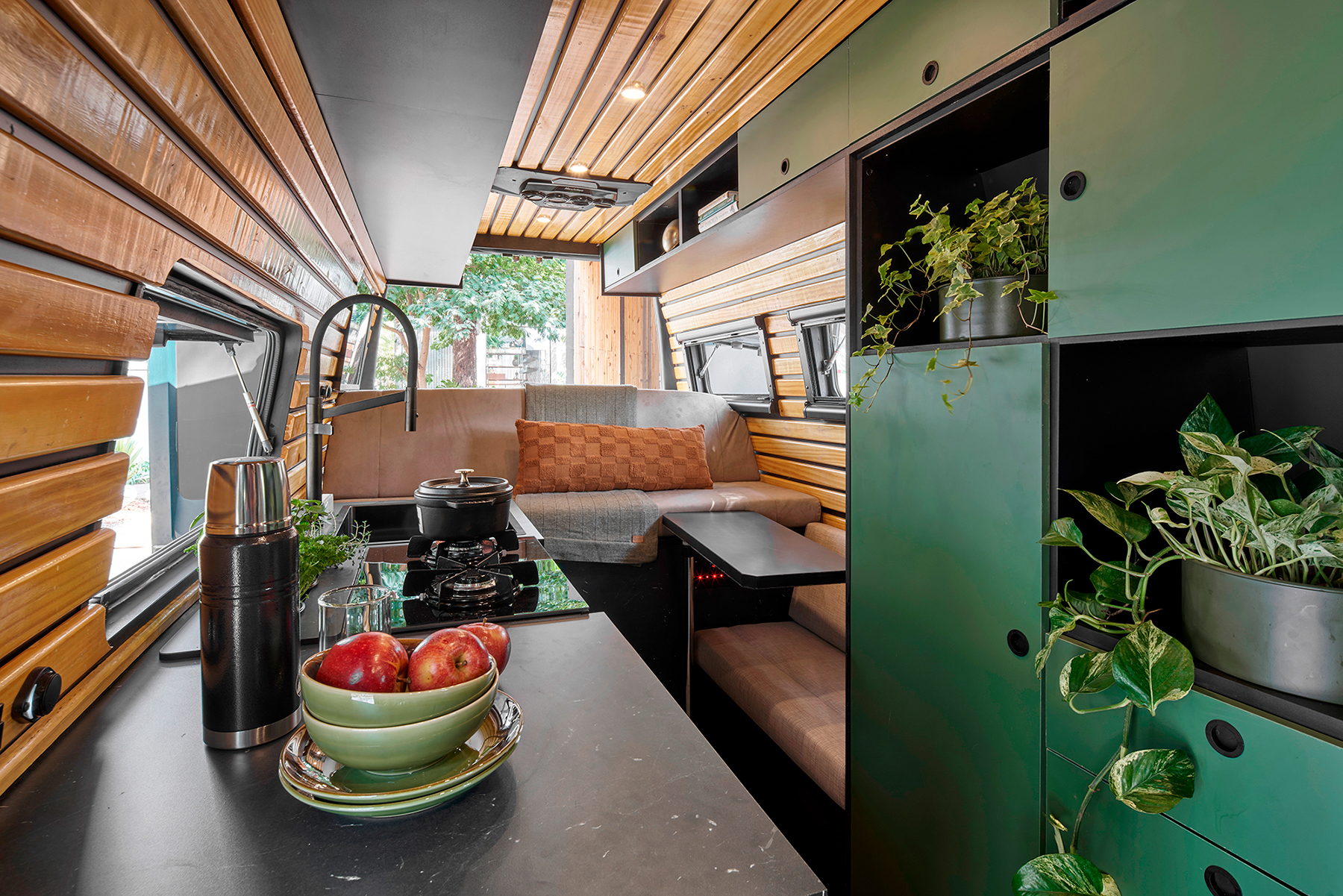 BCMF Arquitetos - Motorhome. Assinado por Silvio Todeschi e Marcos Guimaraes, o projeto mostra que o motorhome é literalmente uma viagem, mesmo antes de sair para a estrada. E, quando sai, pode levar a casa com muito conforto e charme. Aqui, ela tem deck que vira espreguiçadeira no teto e, encaixada embaixo do sofá/ cama, até uma banheira. No revestimento, além da madeira ripada do teto e paredes, a fórmica está no piso, bancada, banheiro e armário e confere leveza e charme.