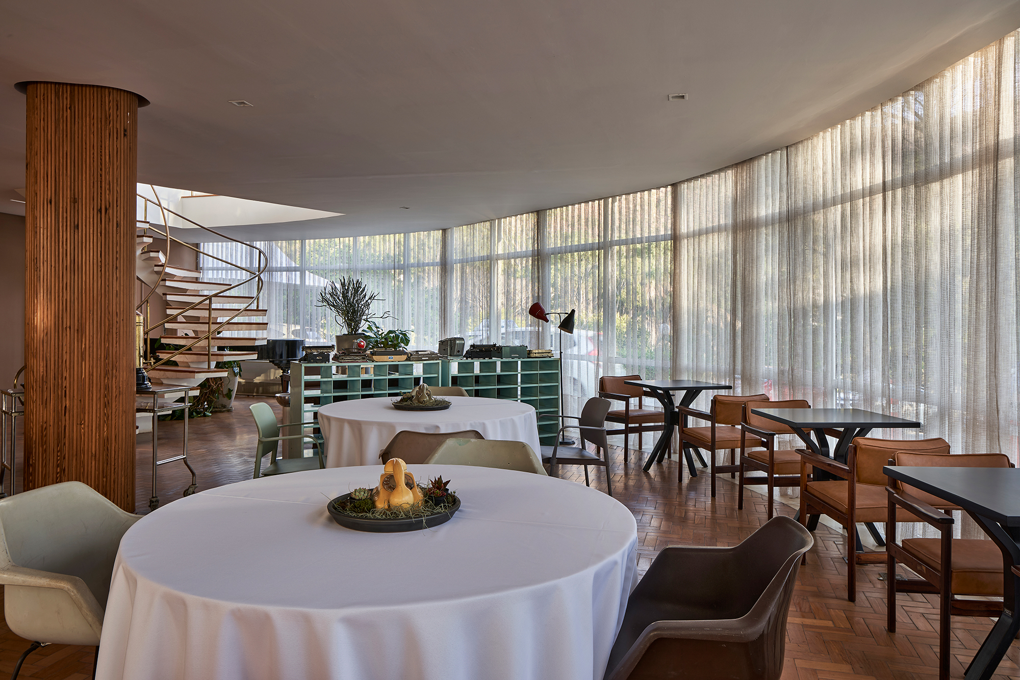 Restaurante Departamento, com projeto de Isabela Vecci. Operado pela equipe do Bravo Catering!, esta é a primeira experiência do <em>buffet</em> em ter um restaurante próprio. Até então, a única oportunidade para degustar as criações assinadas pelo chef André Melo era ser convidado para um evento com gastronomia assinada por eles.