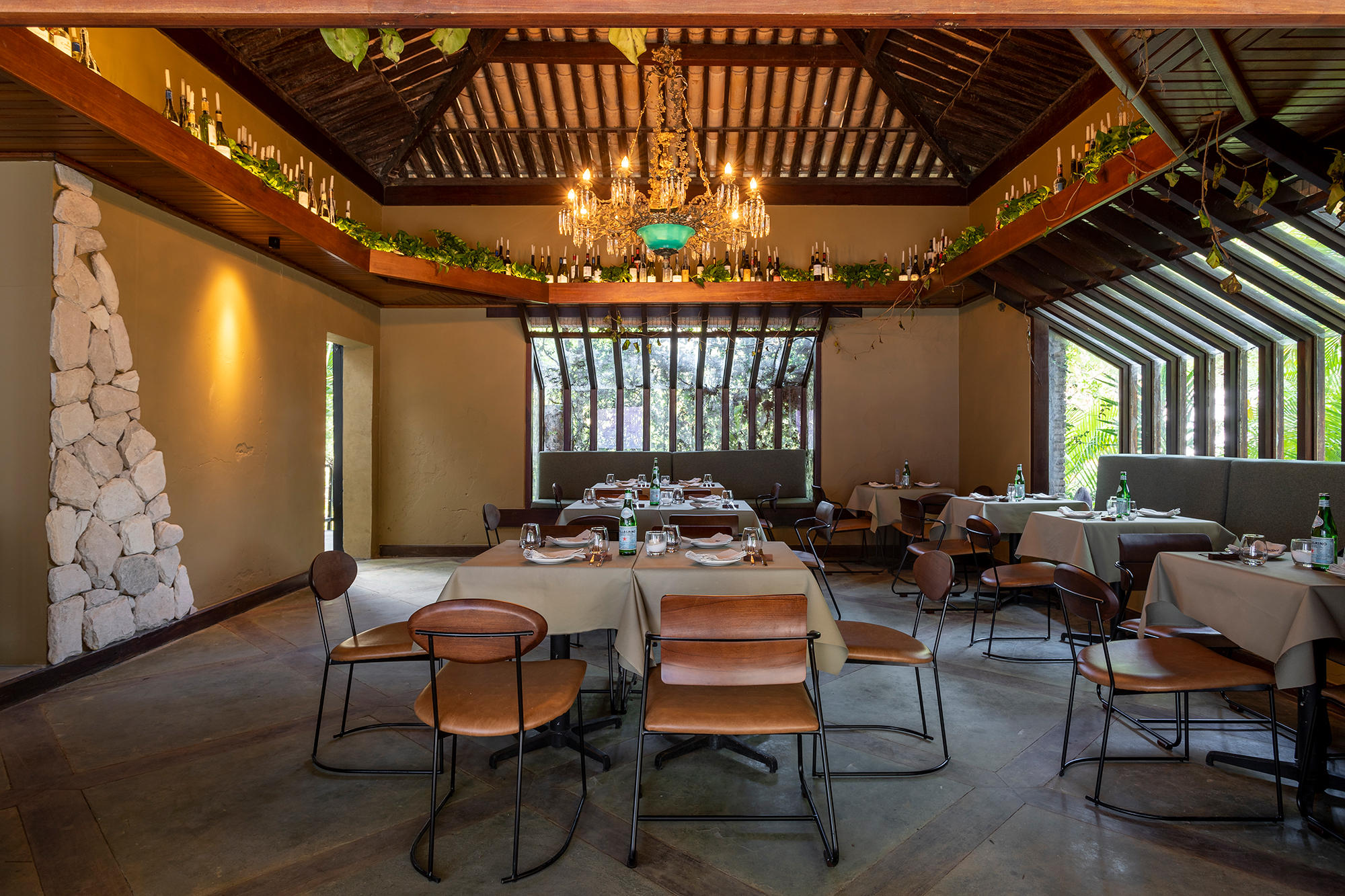 Vinicius Rosaneli e Beatriz Edington - Pepo Ristorante. Para o restaurante de cozinha italiana, a dupla de arquitetos se inspirou na arquitetura da Itália e fez um bom aproveitamento de equipamentos e materiais originais da casa como a prateleira de teto que ganhou velas e plantas caindo (jiboias). As paredes foram mantidas como foram encontradas ganhando apenas uma pintura por cima para dar aquele clima italiano ao espaço que tem como destaque um lustre de cristal de origem italiana, cedido por um colecionador, que garante requinte e sofisticação ao ambiente que funcionará durante a mostra.