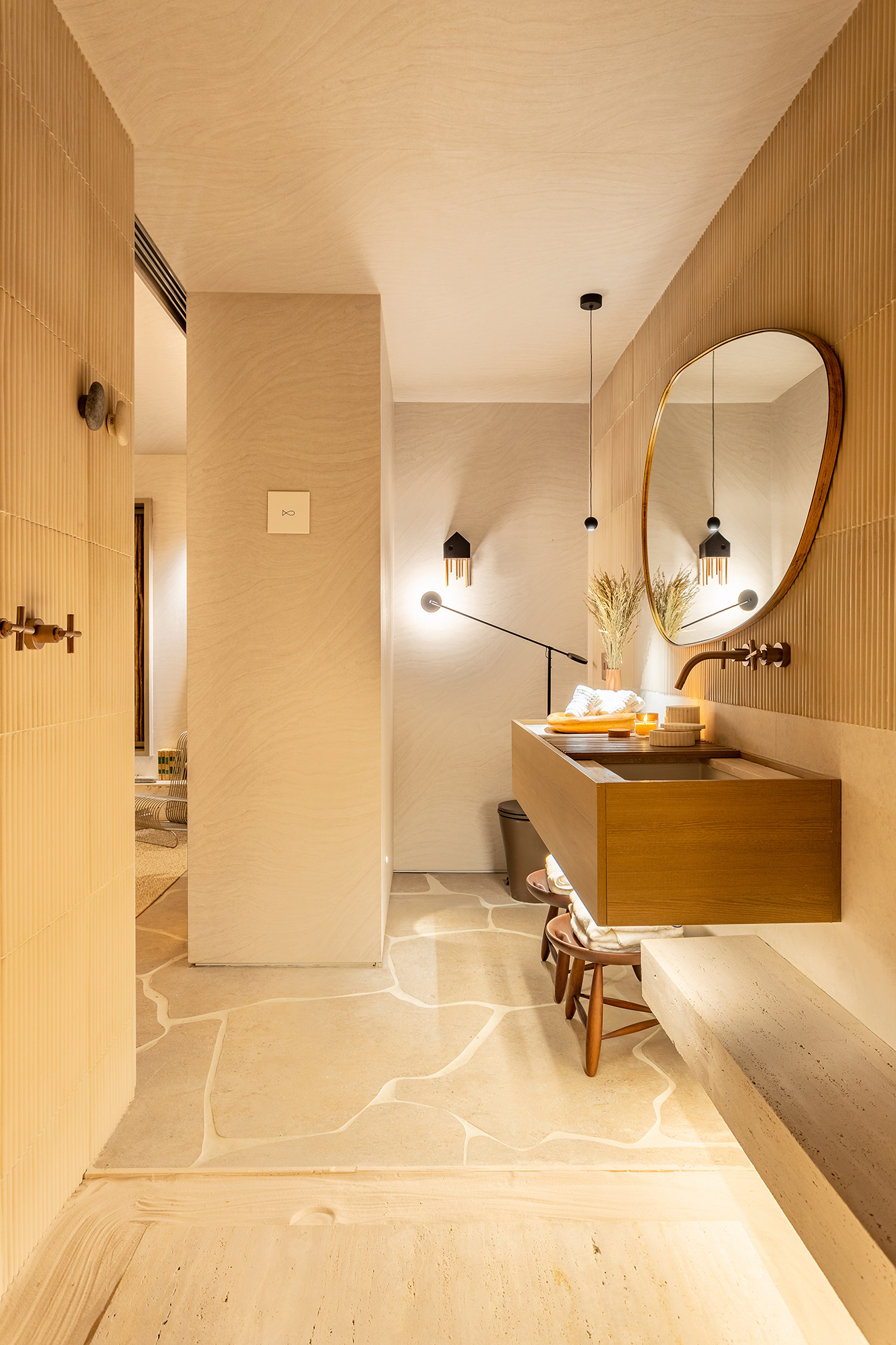 Rafa Zampini - Casa Almar. Projeto da CASACOR São Paulo 2023. Na foto, banheiro com espelho, bancada de madeira e pedras.