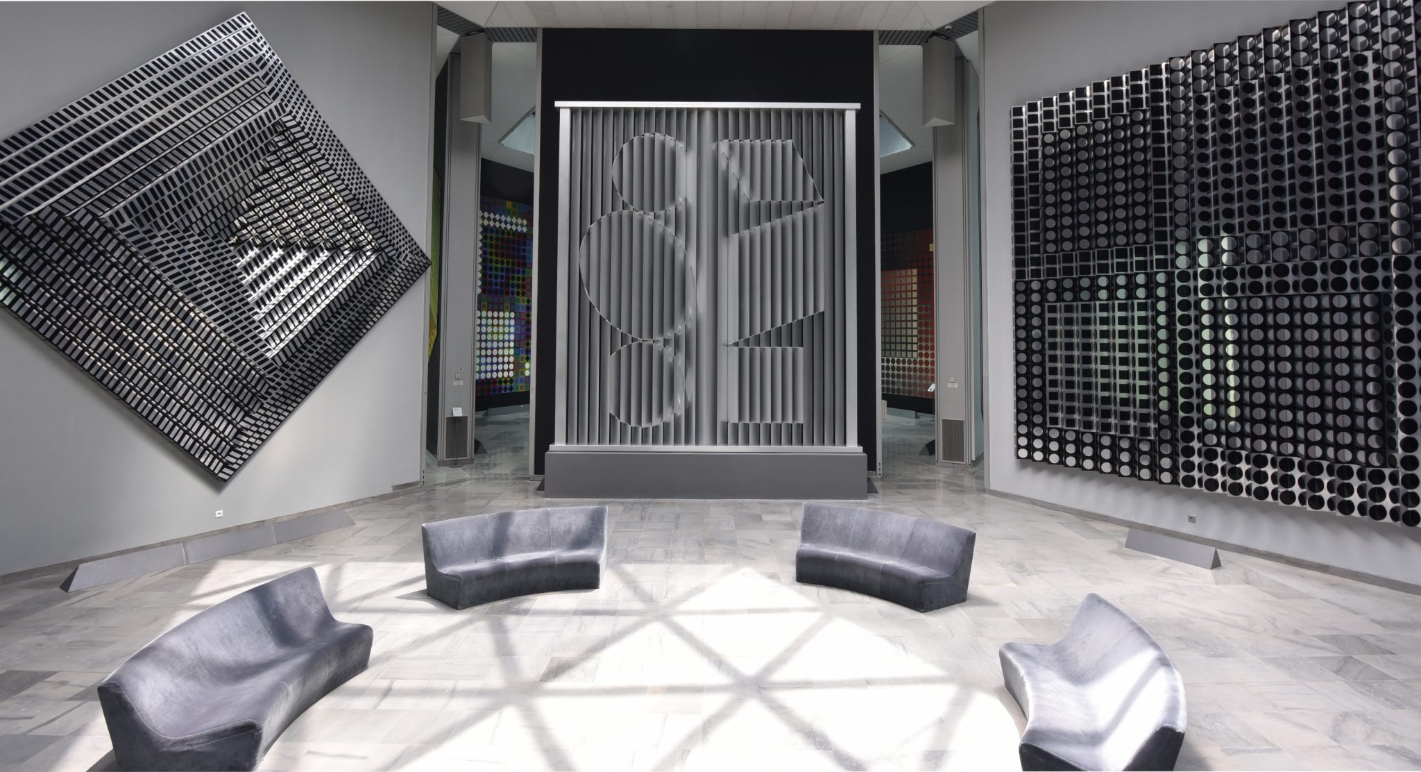 Um dos ambientes da Vasarely Foundation com obras do artista.