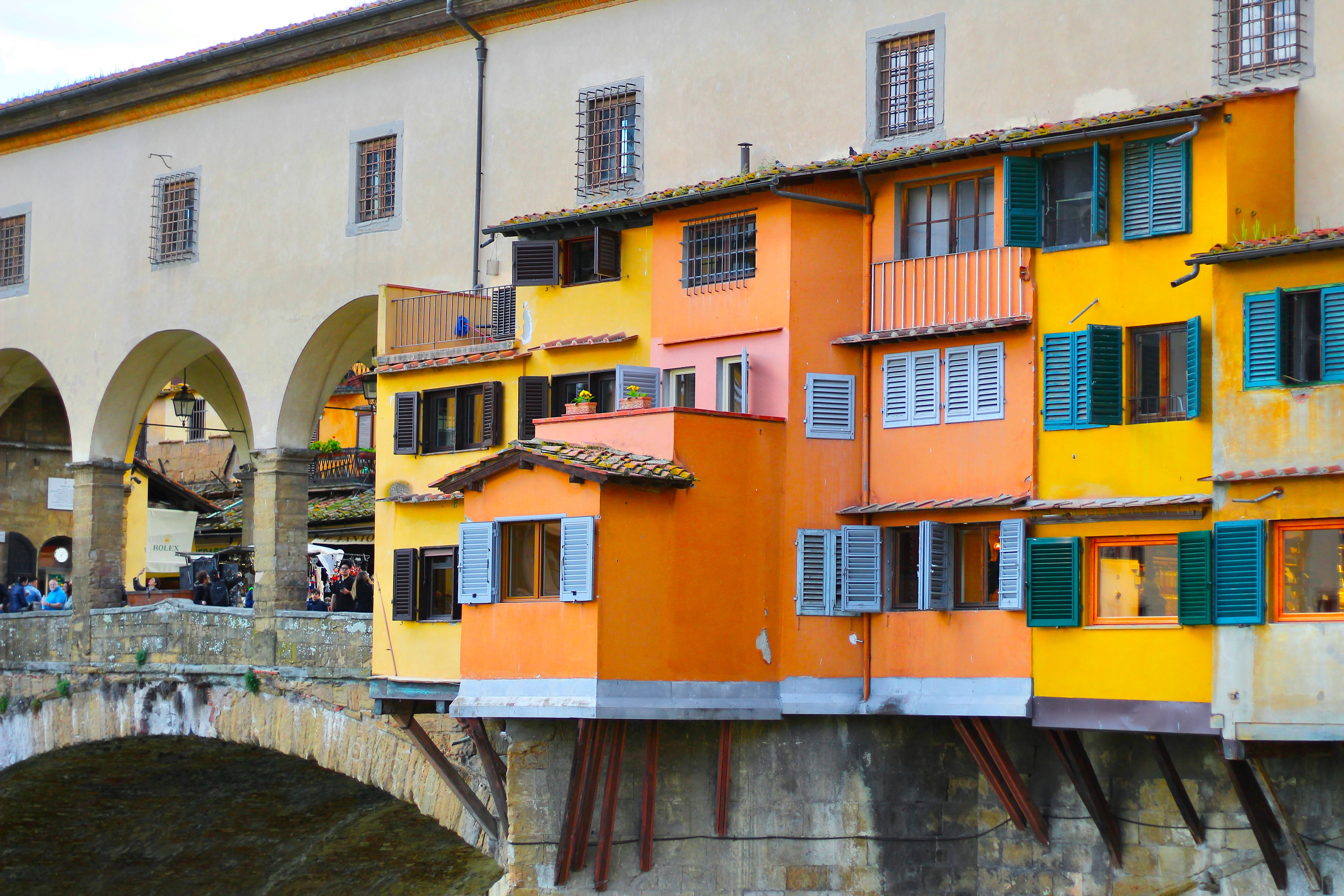 Detalhes das construções existentes pela extensão da Ponte Vecchio.