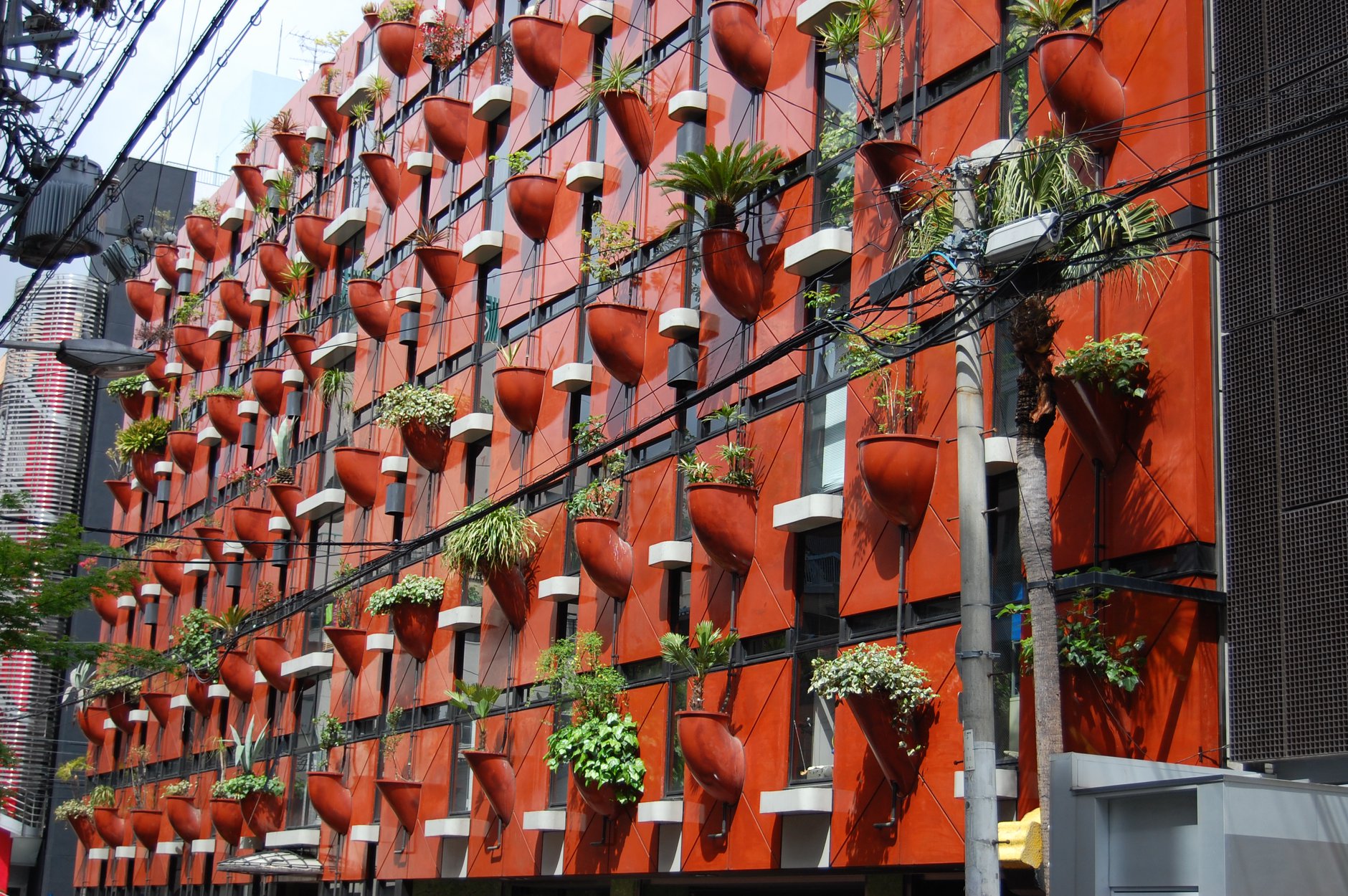 O Organic Building em Osaka, Japão, é um edifício com jardim vertical concebido para integrar um sistema avançado de irrigação controlado por computador, visando promover o crescimento das plantas