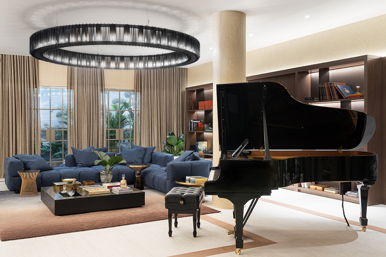 Laura Rocha - Living Piano Casa Cosentino. Em meio à agitação da vida urbana, os 156 m² com lounge, cozinha, bar e jardim de inverno estimulam a relaxar e apreciar uma pausa. Em ocasiões especiais durante a mostra, a trilha sonora virá da música tocada ao piano da centenária marca americana Steinway. Ao seu redor, vários modelos dos revestimentos Dekton e Silestone, da Cosentino, aparecem nos pisos, nas paredes e em peças de mobiliário. Lançamento no Brasil, o padrão Khalo reveste as bancadas e a ilha. Um painel de linho, no qual uma paisagem foi pintada à mão, complementa o paisagismo assinado por Alex Hanazaki.