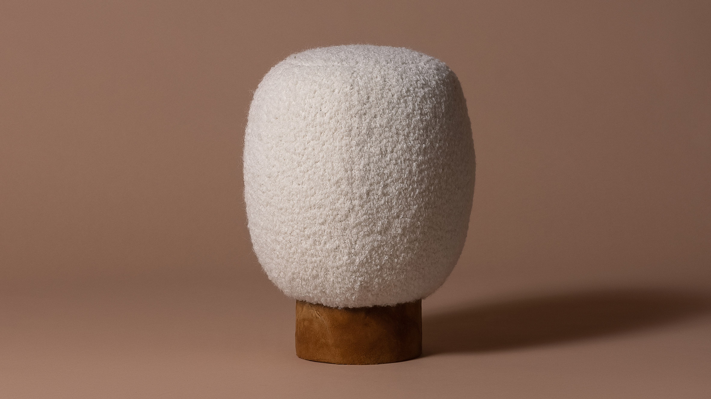 Mari Koppanen cria coleção de assentos de couro de cogumelo