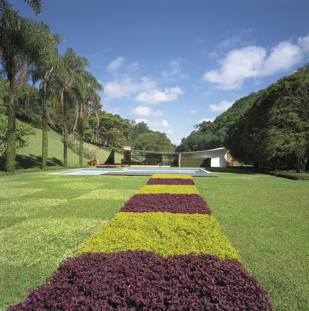 Casa Cavanellas: arquitetura de Oscar Niemeyer e paisagismo de Roberto Burle Marx