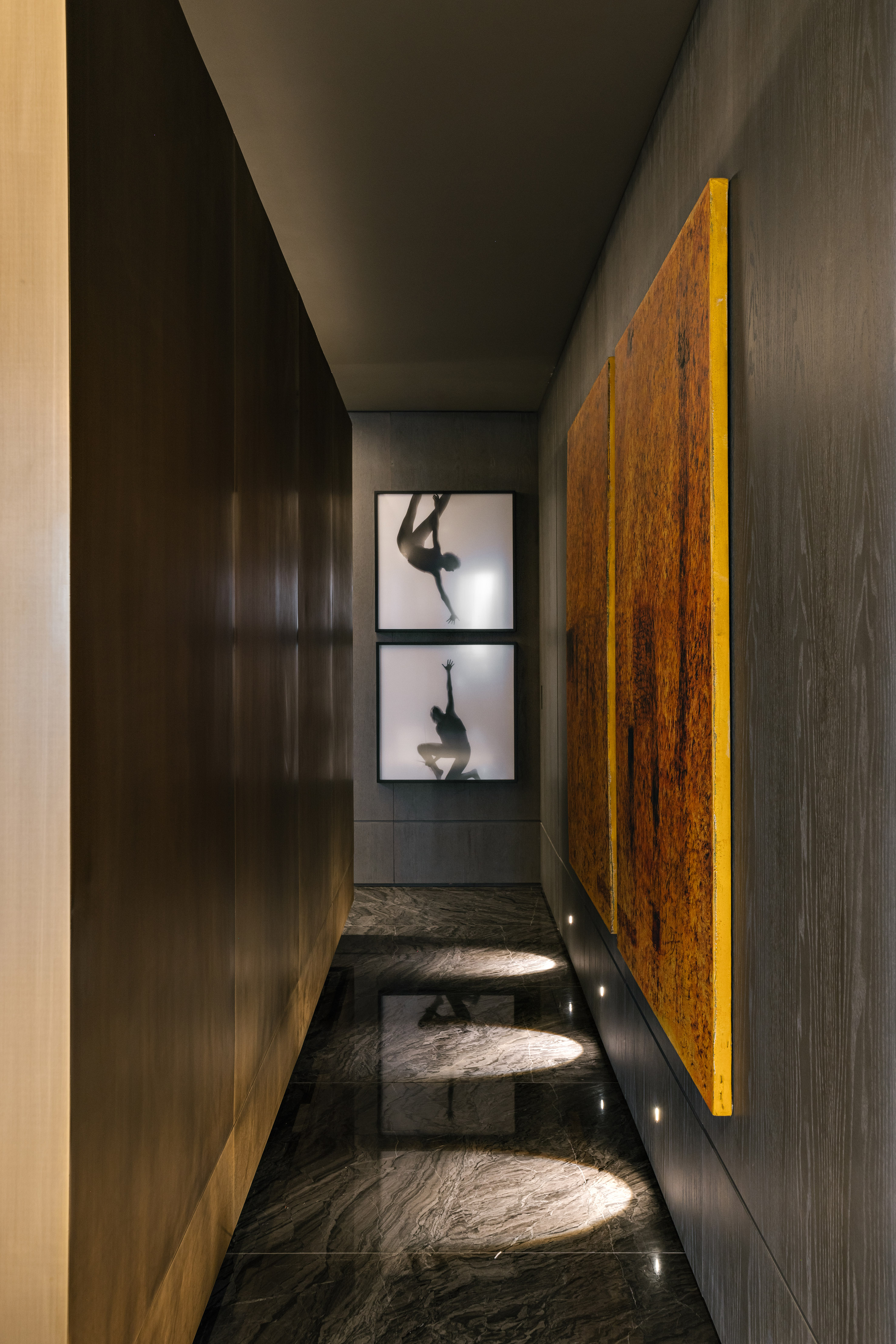 Paleta sóbria e iluminação indireta dá ares de galeria a apê de 320 m². Projeto de David Bastos. Na foto, corredor com ares de galeria de arte.
