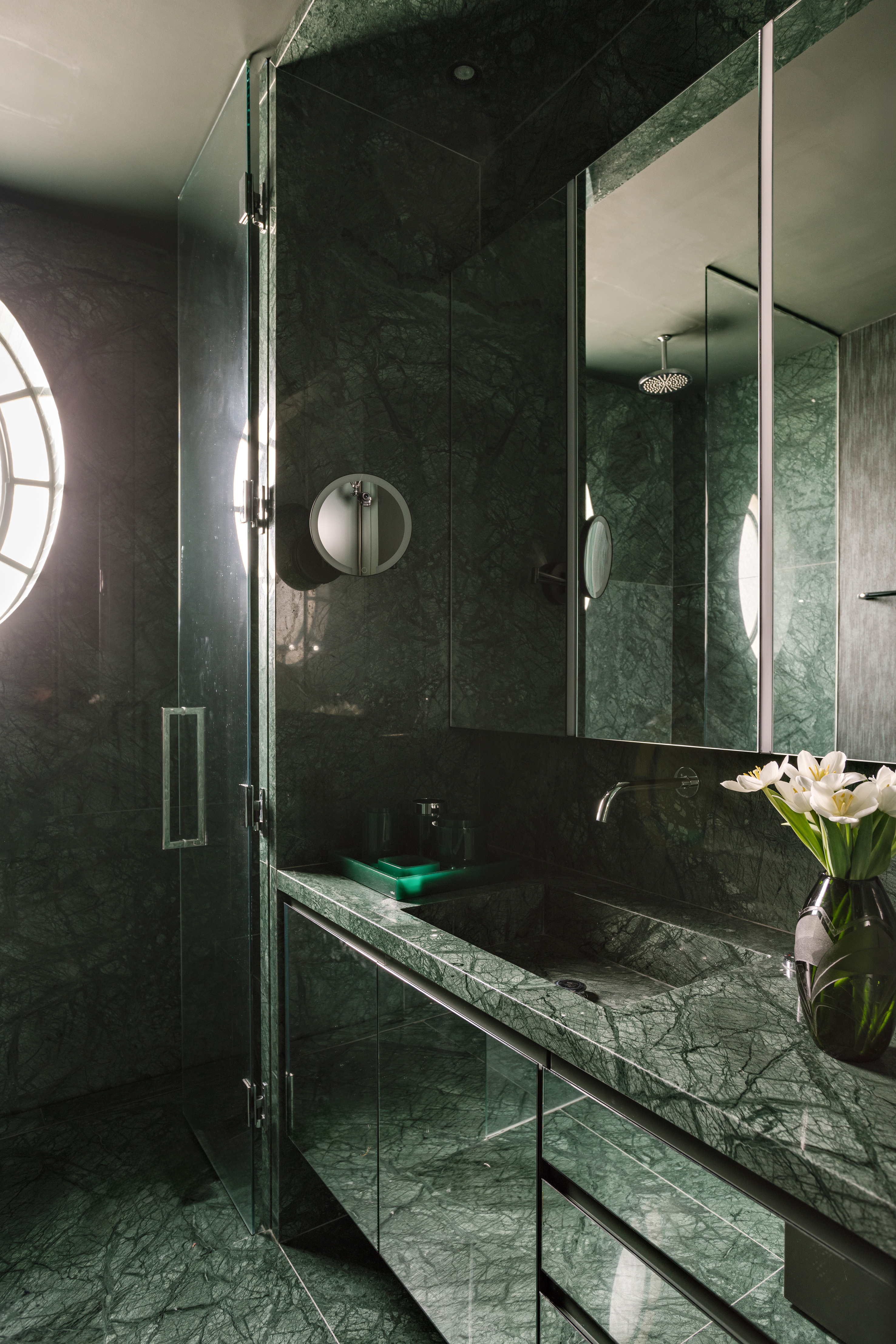 Paleta sóbria e iluminação indireta dá ares de galeria a apê de 320 m². Projeto de David Bastos. Na foto, banheiro com mármore verde guatemala.