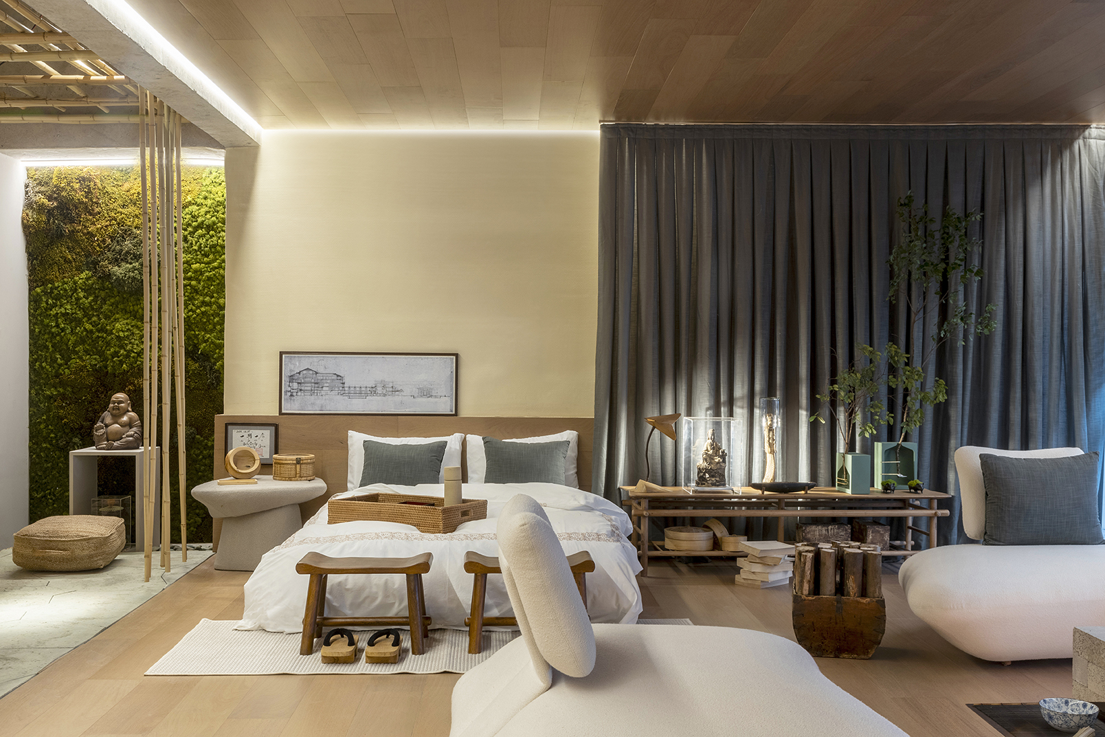 <b>Márcio Corrêa - Meu Ryokan. </b> Como o próprio nome indica, o projeto tem como referência um ryokan – tradicional hospedagem japonesa – com uma reinterpretação moderna. O espaço de 77 m² faz um convite à experimentação de sensações de maneira contemplativa e à forte ligação com a natureza. Para isso, utiliza cores e elementos gráficos suaves e materiais naturais. Destaque para a instalação com bambus logo na entrada composta por uma iluminação dramática, para os móveis em formato de pedras e para o piso e o teto revestidos com madeira certificada.