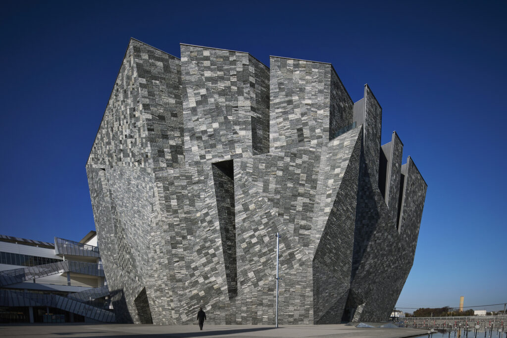 Museu de Cultura Kadokawa, por Kengo Kuma & Associates + Kajima Design.