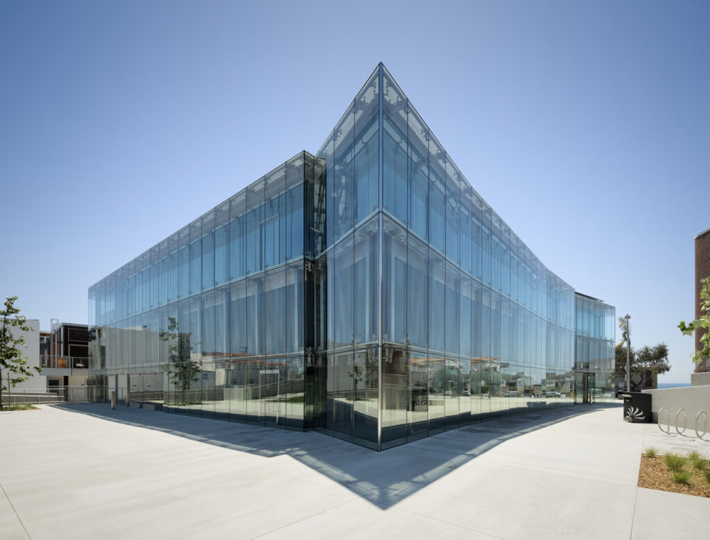 Biblioteca Pública de Manhattan Beach, por HED.