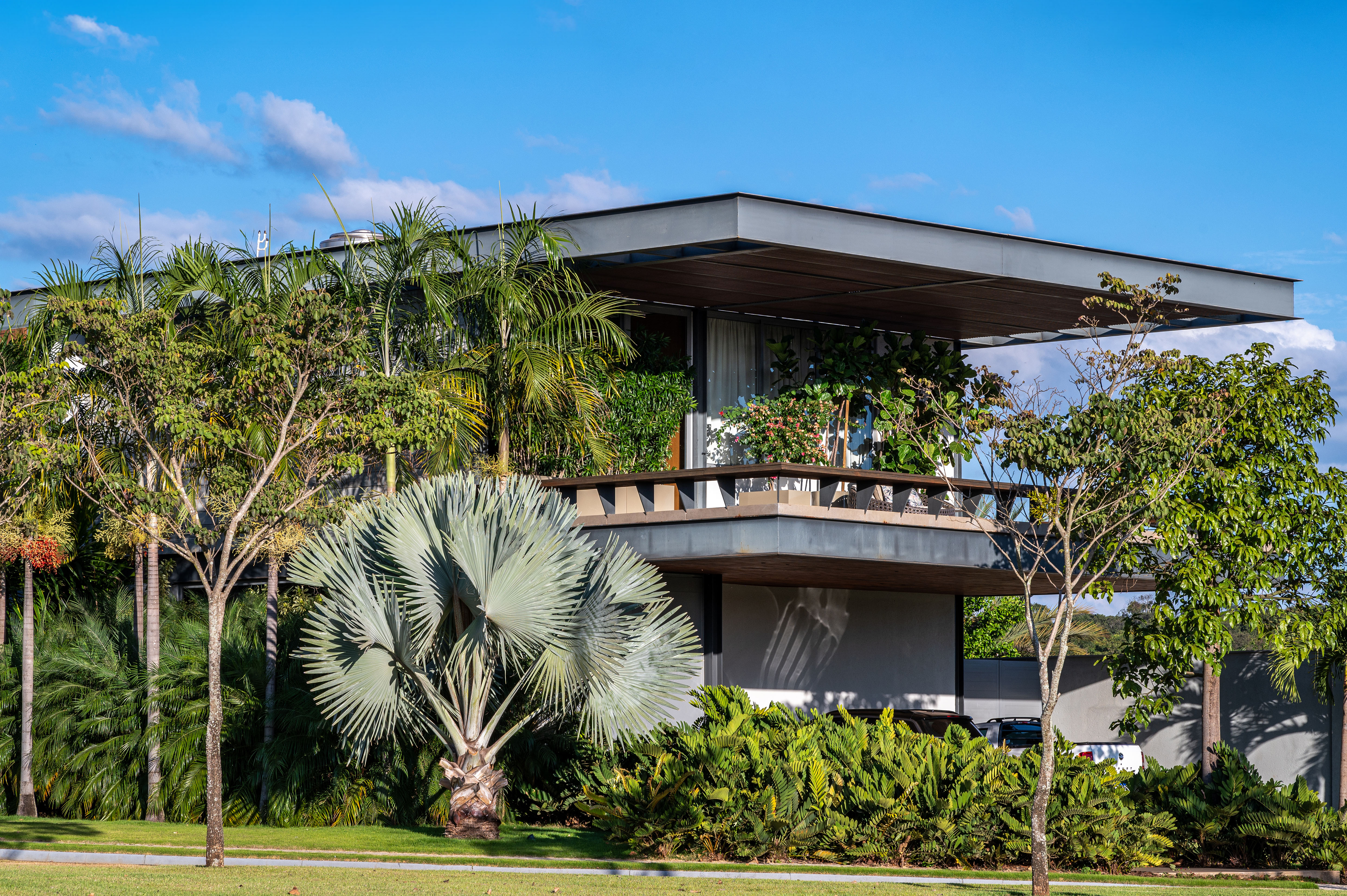 Com 1547 m², jardim mescla 47 espécies de plantas tropicais e frutíferas. Projeto de Flávia D´Urso. Na foto, varanda com jardim e fachada.