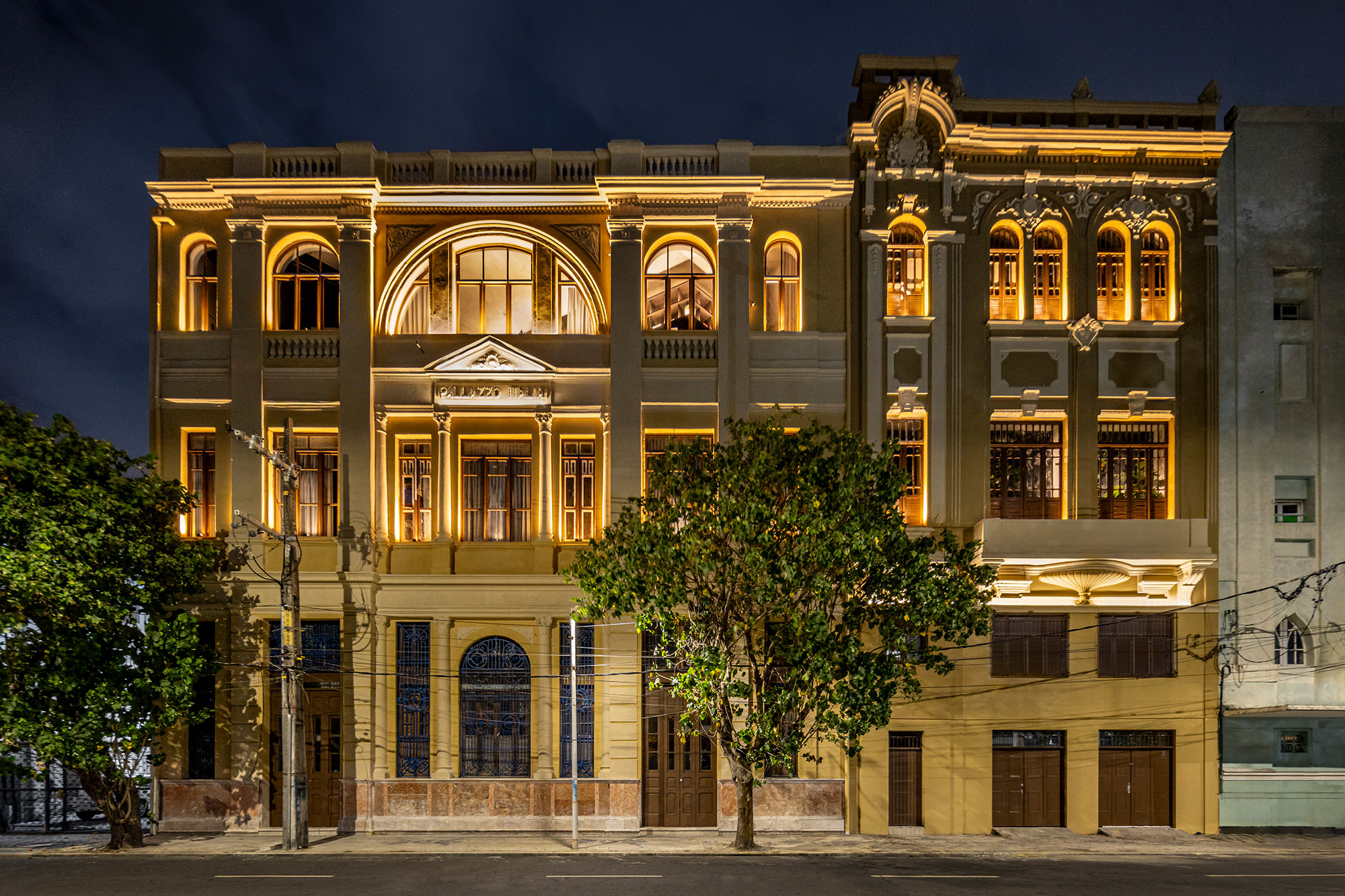 <b>Carlos Fortes - Iluminação Palazzo Itália. </b>Nas edições de 2022 e 2023 da CASACOR Pernambuco, o profissional criou o projeto luminotécnico para o icônico edifício Chanteclair. A iluminação foi um dos legados deixados para o bairro do Recife. "Este ano o desafio é iluminar o não tão conhecido Palazzo Itália, outro exemplar de arquitetura eclética que também data do início do século 20, período em que o bairro passou por uma grande reforma", explica o profissional. O projeto, realizado em parceria com a Lightsource, celebra e revela à cidade o edifício que, durante seus anos áureos, reunia a comunidade italiana da região.