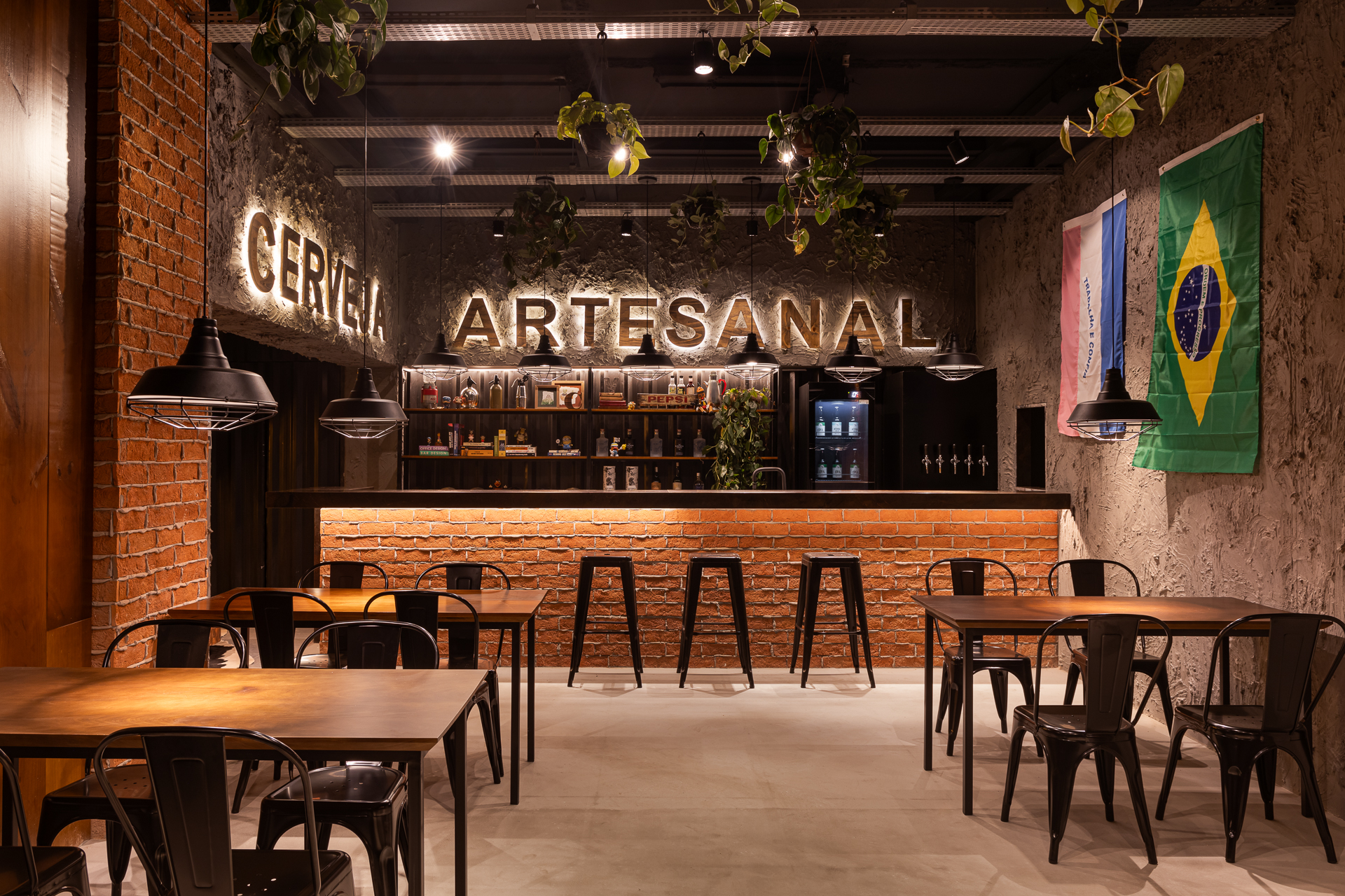 <b>Christian Vieira – Cervejaria.</b> O arquiteto Christian Vieira projetou a Cervejaria para ser um ambiente descolado. Madeiras rústicas, telha envelhecida, tijolos e pedras escovadas compõem o design que tem uma pegada industrial. A iluminação indireta e o paisagismo delicado vão das paredes ao teto, dando um charme especial e aconchegante. O mestre cervejeiro Marcos Oliveira, o Marcão, e sua equipe da Buena Vista Cervejaria vão receber os visitantes no balcão com cervejas artesanais nos estilos Pilsen, American Blonde Ale, Amber Lager, Red Ale, Session IPA e American IPA. No teto, homenagem às grandes escolas cervejeiras nas bandeiras da Inglaterra, Holanda, Bélgica, Alemanha e, claro, do Brasil e do Espírito Santo. A referência também está em petiscos, como o tradicional fish & chips inglês.