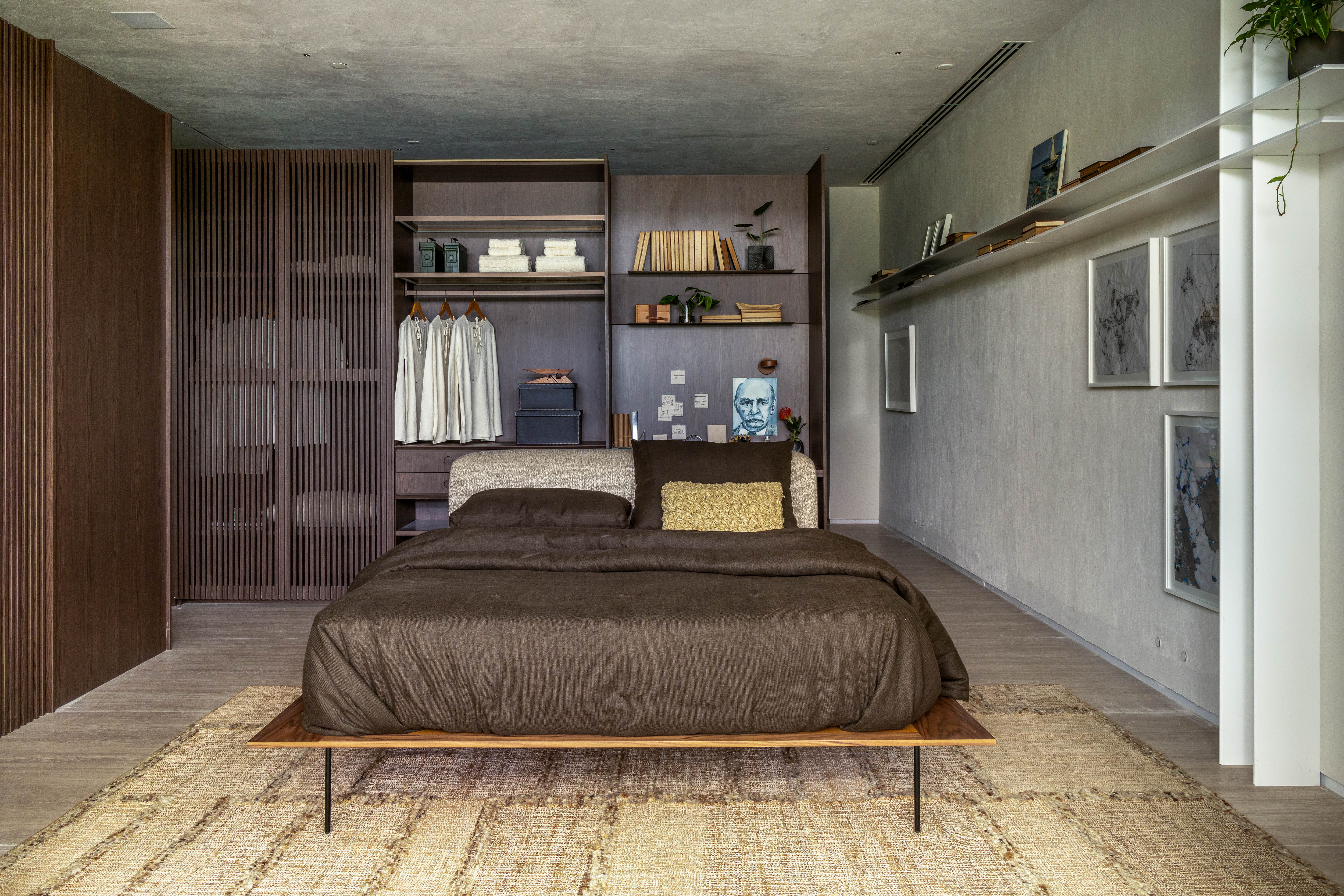 <b>Rafael Ramos Arquitetura - Loft Origens. </b>Inspirado pelas ideias do filósofo Jacques Derrida, Rafael Ramos traz para seu loft um ambiente conectado tridimensionalmente. “Criamos um loft que desafia a concepção tradicional de habitar, desconstruindo os significados associados ao morar”, diz. A fachada frontal destaca a cozinha, realçada por pedras exóticas naturais, enquanto nos fundos, a suíte se integra ao jardim de espécies nativas da Mata Atlântica. O mobiliário, em formatos geométricos variados, pontua os espaços sociais e íntimos de forma descontraída e prática. E peças icônicas de design de Zanini de Zanine e Nika Zupanc trazem sofisticação.