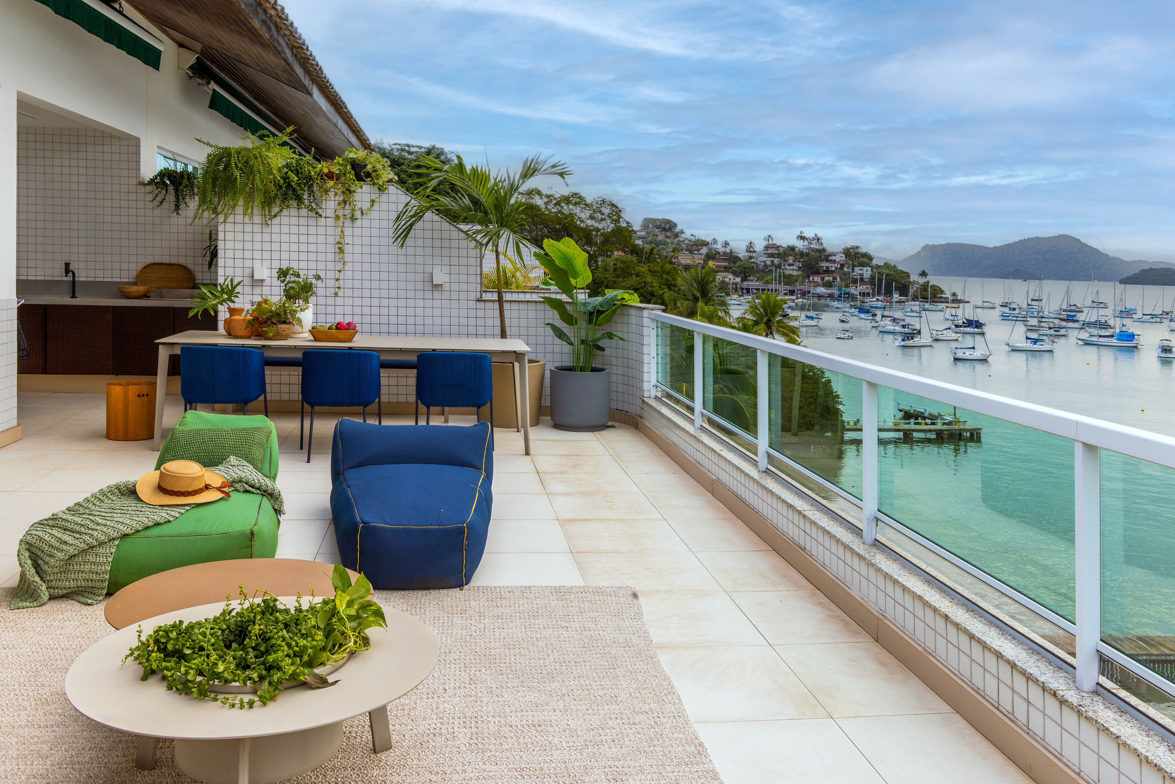 Paula Neder transforma cobertura em refúgio com vista para o mar. Na foto, terraço com vista para o mar e espaço gourmet.