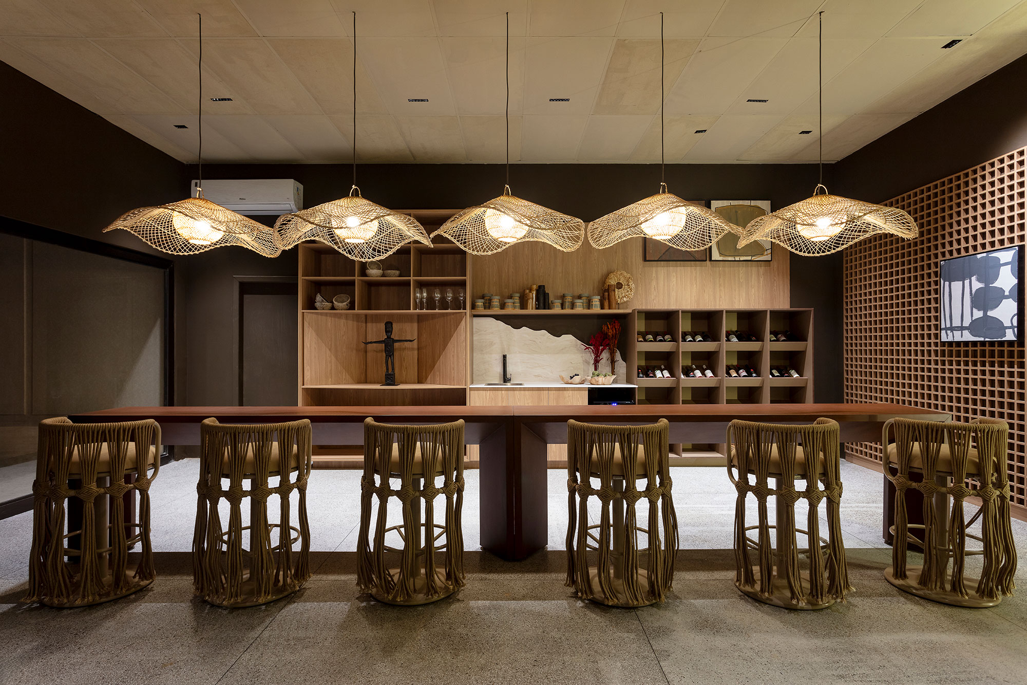 <b>Cohen & Trevisan Arquitetos - Wine Bar Mandacaru. </b>O sertão do nordeste e os vinhos frescos do Vale do São Francisco são os temas deste ambiente, que conta com os lançamentos de MDF da Placas do Brasil (nos padrões Acácia e Capim Dourado), além de mobiliário Tidelli e adega. As mesmas inspirações nortearam a escolha da paleta de cores, que mescla tons terrosos do sertão com cores que remetem aos vinhos.