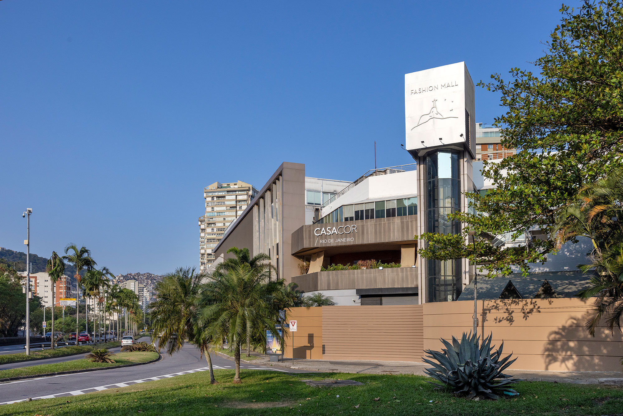 <b>FEUarquitetura - Fachada. </b>Para a parte do shopping que sedia a CASACOR Rio deste ano, a Feu Arquitetura criou um novo visual, inspirado nas curvas tão características do Rio. “O projeto foi concebido para transformar o espaço de maneira rápida e eficiente, aproveitando os vidros existentes e evitando grandes intervenções, o que permitiu uma renovação harmoniosa com mínimo impacto”, explica Alexandre Feu. Foram utilizadas paredes curvas, iluminação eficiente e uma paleta de cores da Coral que ajuda a trazer dinamismo para o entorno do shopping criando ares mais elegantes para o exterior do prédio.