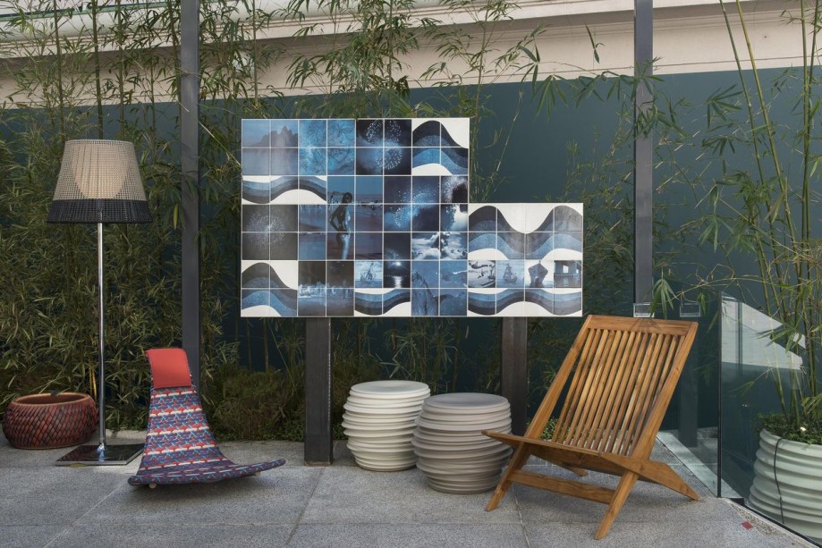 Tenda - René Fernandes. Uma lareira horizontal e recursos visuais como o painel de azulejos com cenas do Rio de Janeiro, de Claudia Jaguaribe.