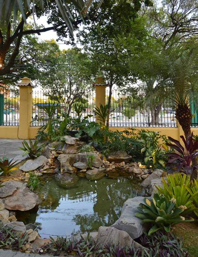 <span>Jardim do Barão - Thiago Borges. O paisagista cultivou no espaço uma diversidade de plantas regionais e criou um lago artificial para reforçar o charme bucólico do jardim.</span>
