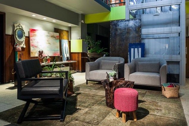 CASACOR Paraná 2015. Lounge de Convivência – Daniela Sumida. Um dos objetivos da arquiteta foi resgatar as memórias da infância, na criação do espaço. Um projeto baseado em trazer a nostalgia a partir de materiais que lembrassem o quintal de uma casa.