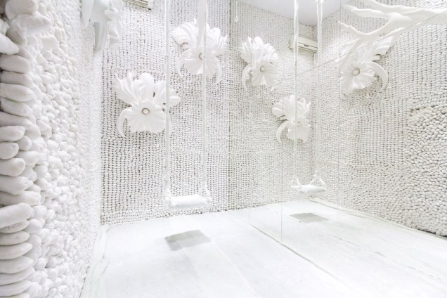 Casa Cor Bolívia 2015: Nas nuvens por Helga Prinz - O ambiente transmite limpeza, pureza e suavidade. Patrocinado pela Scott Suprime Care, o espaço é uma instalação de arte multissensorial, rodeada por flores.