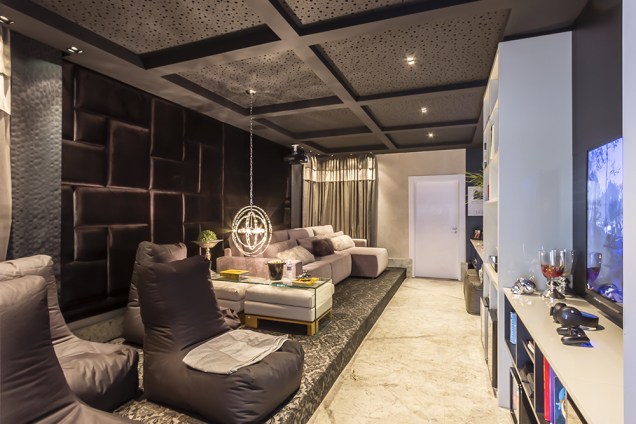 <span>Home Cinema e Game Room - Ines Scisci e Adriana Beluomini. Materiais e móveis luxuosos conferem glamour, mas o uso diário faz do espaço um lugar despojado. Assentos variados permitem se acomodar como preferir, aproveitando ao máximo a extensão do espaço.</span>