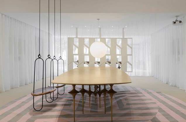 Galeria Leo – Leo Romano. O arquiteto desafia a percepção e cria um espaço suspenso no tempo, com porcelanas desenhadas à mão expostas de maneira inovadora em uma cena de sonho.