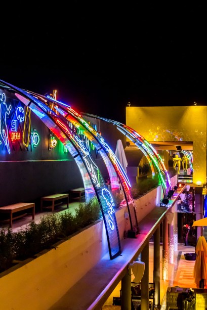 Casa Cor Bolívia 2015: Caminho das Luzes por Guido Bravo - Uma instalação de luzes de néon com mais de 30 anos compõe o espaço assinado por Guido Bravo. Arcos iluminados transmitem diversas sensações ao visitante.