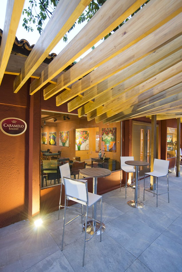 <span>Restaurante Sabores do Ceará - João Jorge Melo. Na fachada, o pergolado filtra a iluminação natural e mantém o prazer de estar ao ar livre, trazendo um elemento que chama a atenção do visitante.</span>