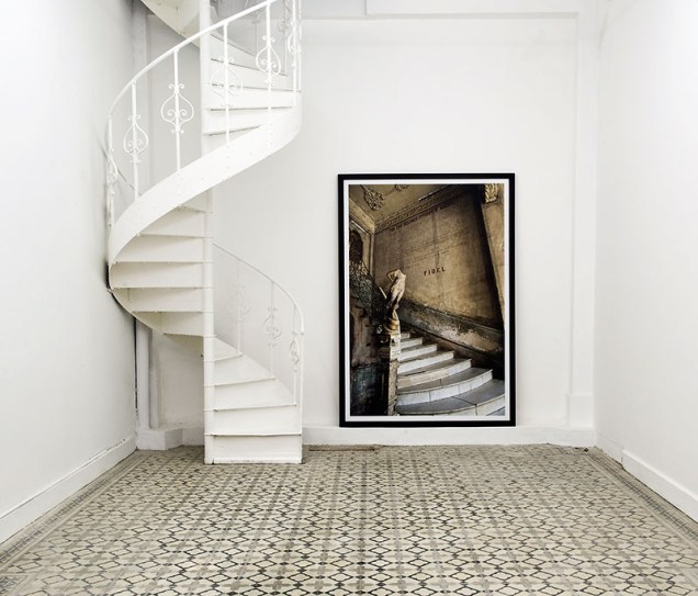 Galeria de Arte - Claudia Pareja. O espaço busca promover uma reflexão sobre as várias práticas artísticas contemporâneas, mas com uma arquitetura que revista e coloca em cena elementos de outros tempos, como a escada forjada e os ladrilhos.