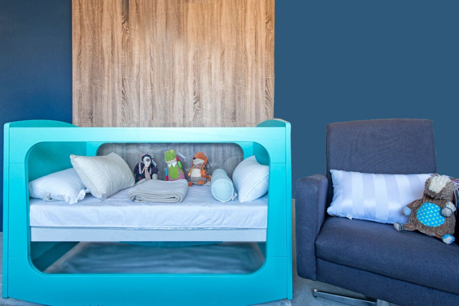 Studio para um Bebê. A arquiteta Julia Varaschin desenhou um berço com design contemporâneo, que também se transforma em mini-cama. O piso de cortiça favorece o aquecimento do ambiente e ainda amortece impactos.
