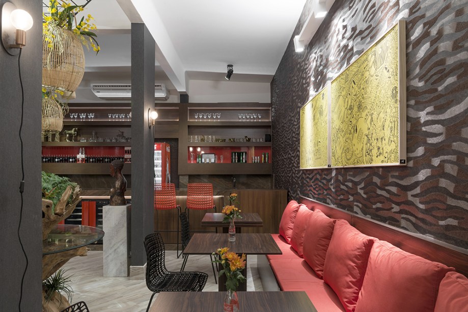 CASACOR Goiás 2016. Restaurante África Lounge – Pedro Paulo do Rego Luna e Thiago Siquieroli. O papel de parede com tema africano reveste o espaço e é complementado com um aplique cerâmico de acabamento metalizado.