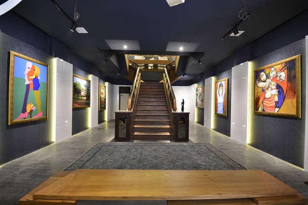 CASACOR Rio Grande do Sul 2016. Galeria de Arte - Paula Lino. O projeto renova o espaço e ao mesmo tempo preserva elementos marcantes do prédio, como a escada original em madeira maciça.