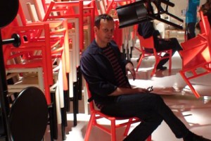 Nesta foto, o designer inglês Tom Dixon posa para fotógrafos sentado em sua…