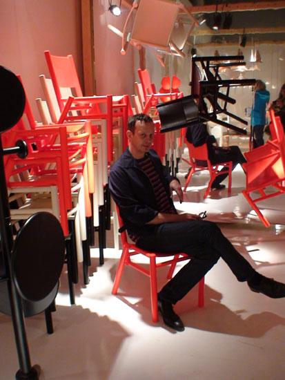 Nesta foto, o designer inglês Tom Dixon posa para fotógrafos sentado em sua...