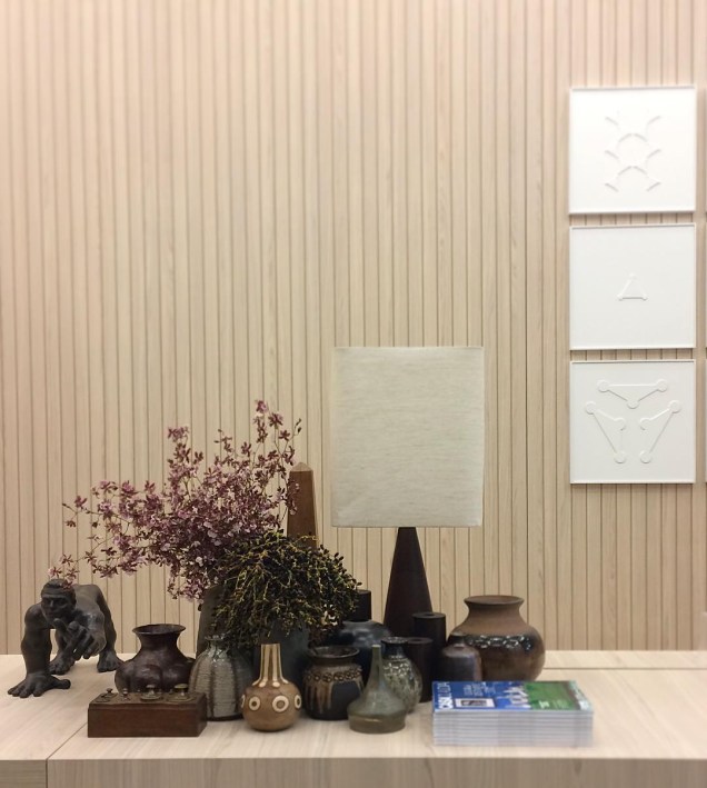 O escritório Yamagata Arquitetura assina o estande da Revista CASACLAUDIA. O objetivo dos profissionais foi criar uma atmosfera de casa, mas também um efeito lúdico. Equilibraram a decoração do lugar trazendo referências orientais, com um mobiliário mais vintage, muito verde, madeira e obras de arte contemporâneas