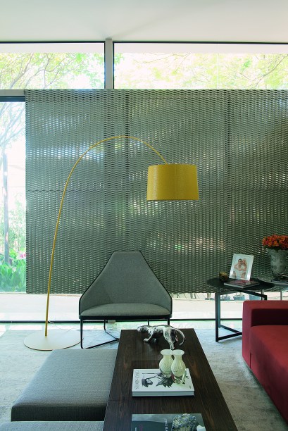 Projetada pela arquiteta e decoradora Jóia Bergamo, a Casa Conceito, exibida na CASACOR São Paulo 2016, contou com a presença marcante e amarela da Twiggy Lamp, assinada por Marc Sadler para a Foscarini.