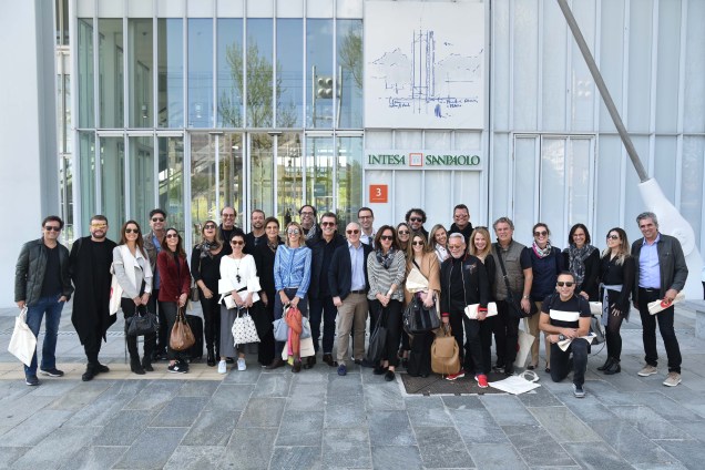 Convidados reunidos em frente ao prédio projetado pelo arquiteto Renzo Piano