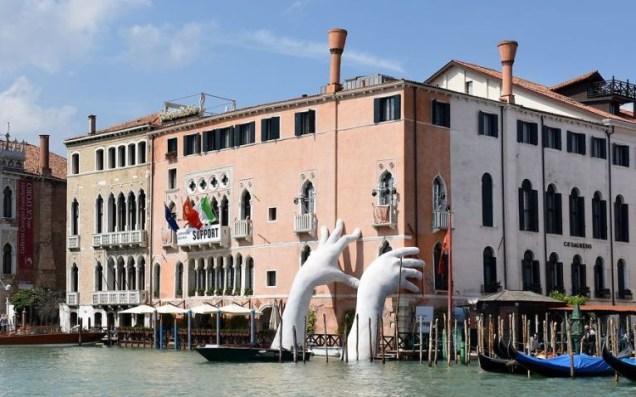 As mãos de Lorenzo Quinn
O artista italiano Lorenzo Quinn construiu uma escultura monumental para a Bienal de Arte de Veneza 2017 para chamar a atenção para o aquecimento global