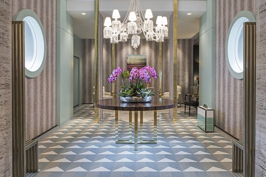 Maurício Karam - Lounge dos Lofts. Elementos modernistas, toques clássicos e geometrismos art déco conversam no espaço que remete ao lobby de um bom hotel. Nas paredes, o papel especial reproduz uma pele de cobra.