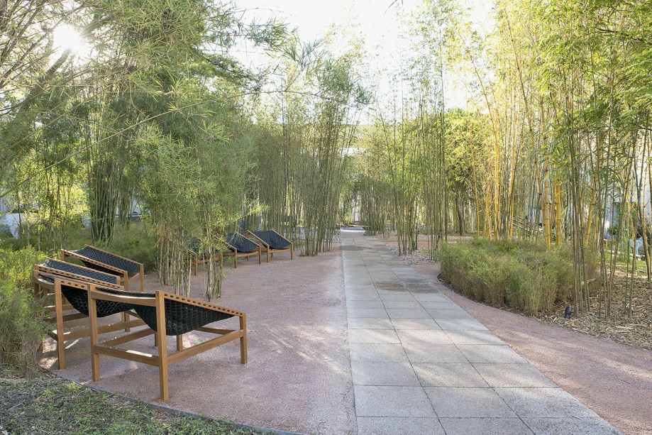 Alexandre Furcolin - Pátio das Tabocas. O bosque de 530 m² é criado a partir de mais de 500 touceiras, que guardam diversas espécies de bambu, como brasil, jardim, anão e quadrado. No piso, foi utilizado um revestimento drenante, da Braston.