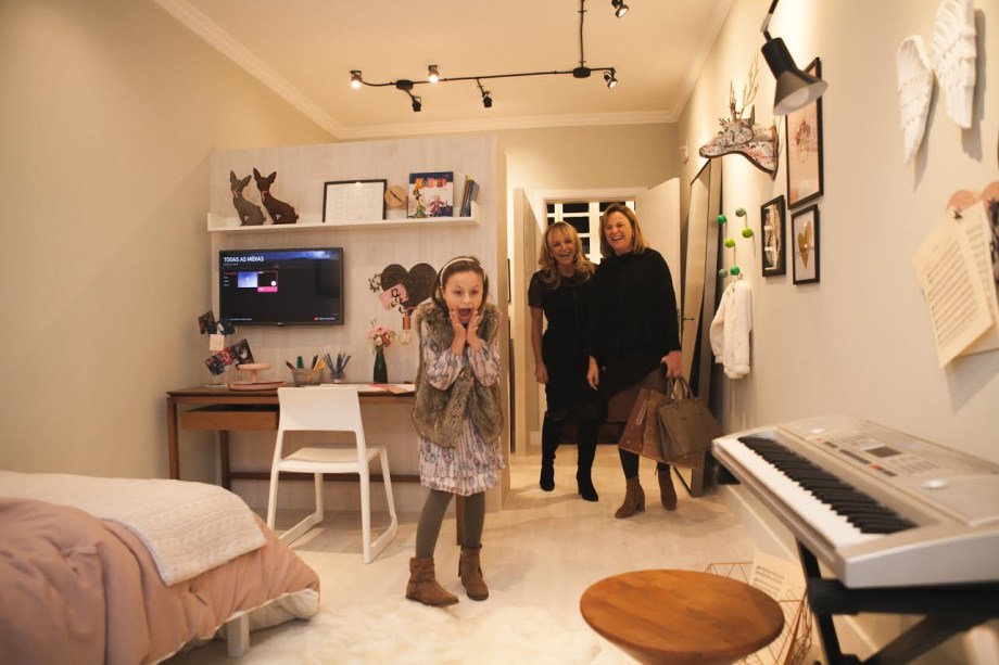 A artista Rafa Gomes, finalista do The Voice Kids, se encanta com o quarto em sua homenagem. Ao fundo a designer Melissa Dallegrave Afonso, que assina o espaço, e a mãe da artista, Márcia Cristina Gomes.