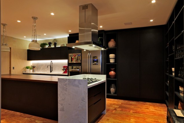 Living Cozinha Bar - Carlos Navero. O arquiteto paulista assina o espaço de 70m². Ele aplicou um fundo neutro em branco e preto, além de madeira no piso, privilegiando linhas simples e volumes equilibrados no mobiliário.