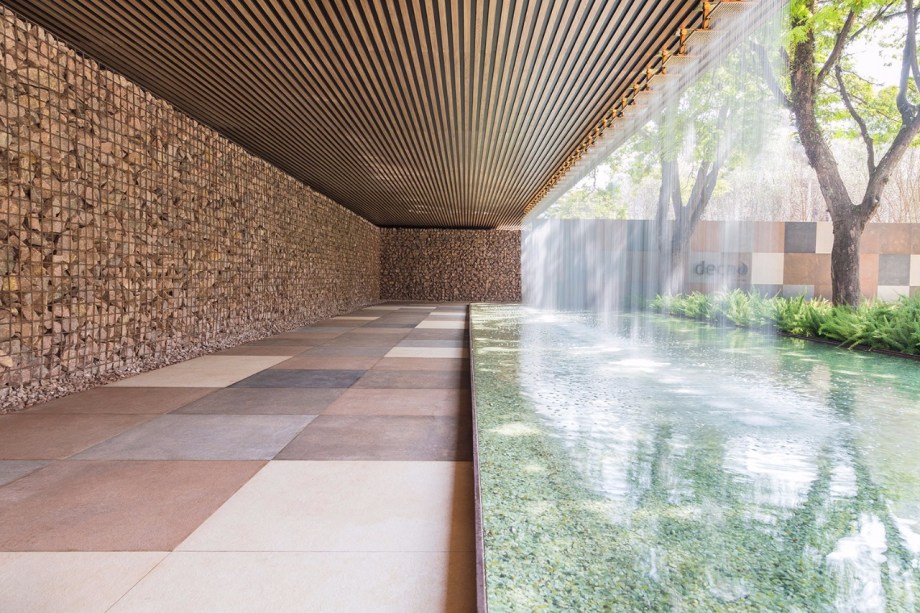 No Jardim da Deca (Alex Hanazaki), <span>as paredes e pisos foram forrados por revestimentos da linha </span><i>outdoor </i><span>de porcelanato, assinada pelo paisagista para a </span>Eliane Revestimentos.